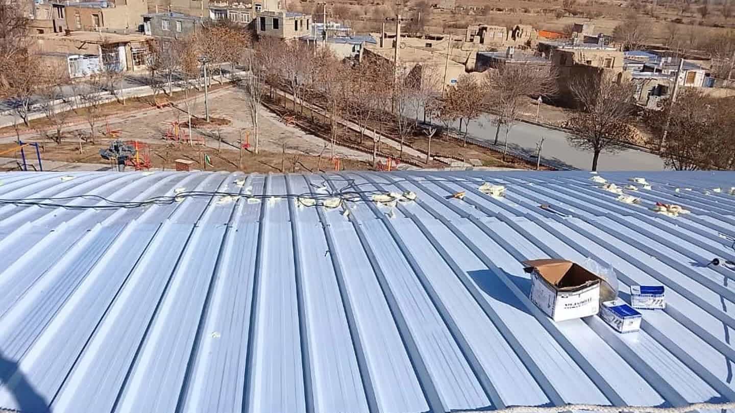 پوشش شیروانی در اراک با ورق گالوانیزه و ساندویچ پانل